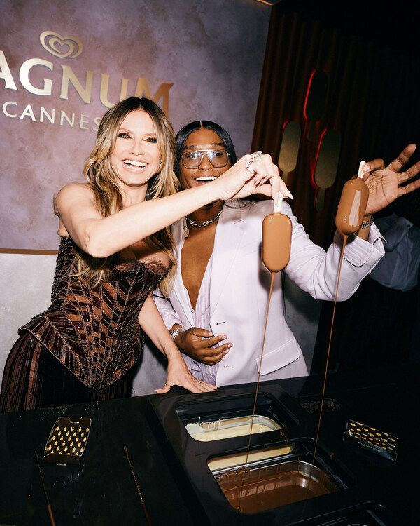 House of Magnum® 的品味建築師 Law Roach 與 Magnum Muse® Heidi Klum，於康城貴賓慶功派對上親手製作獨一無二的 Magnum® 雪糕