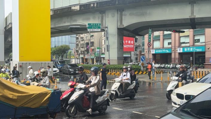 《圖說》事發時間正值通勤高峰,新莊分局迅速調派頭前派出所員警趕赴現場進行交通疏導,避免壅塞情況擴大。〈新莊分局提供〉