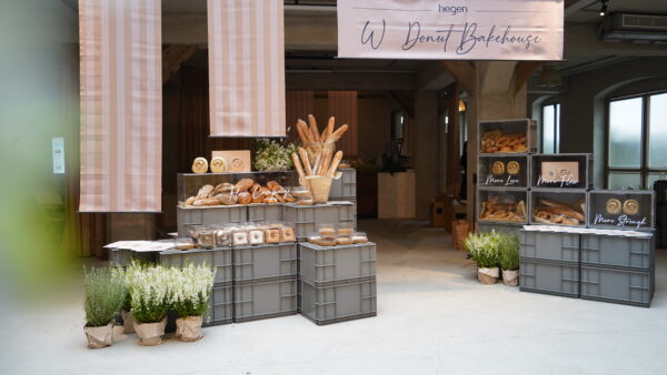 hegen打造期間限定概念空間「hegen Donut Bakehouse」，以溫暖烘焙坊氛圍呈現品牌理念。圖/業者提供