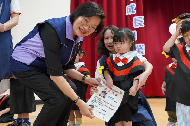 《圖說》社會局長李美珍代表侯友宜市長頒贈畢業證書給小朋友。〈社會局提供〉