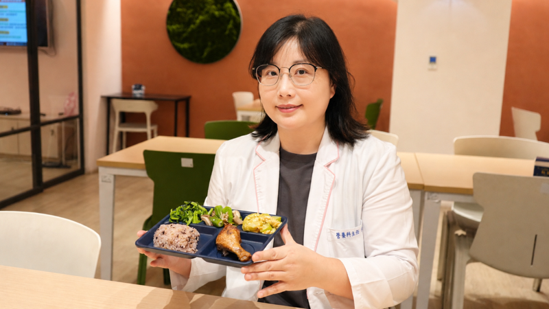 《圖說》李佩霓主任提醒，飲食習慣高油、高精緻澱粉，是造成俗稱「暈碳」餐後嗜睡及胃酸逆流的關鍵。〈臺北醫院提供〉