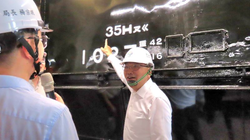 《圖說》侯友宜市長視察瑞三鑛業整煤場，由觀旅局長楊宗珉進行工程簡報。〈民政局提供〉