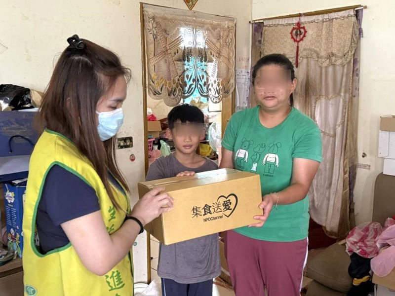 《圖說》新生活促進會社福訪視員將「集食送愛」募集來的生活物資送給北海岸弱勢家庭。〈社會局提供〉
