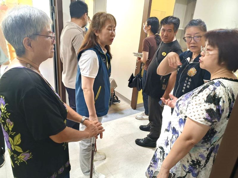 《圖說》雲林榮家張筱貞主任(右1)親自迎接榮民陳奶奶。〈南投榮服處提供〉