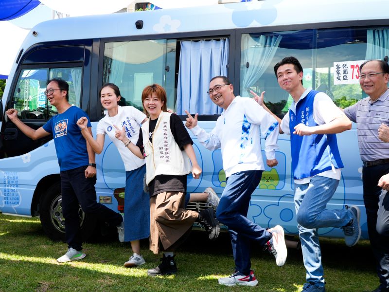 《圖說》侯友宜市長於731觀光公車前留影,啟動悠遊三鶯活動,鼓勵民眾搭乘公車來遊玩。〈客家局提供〉