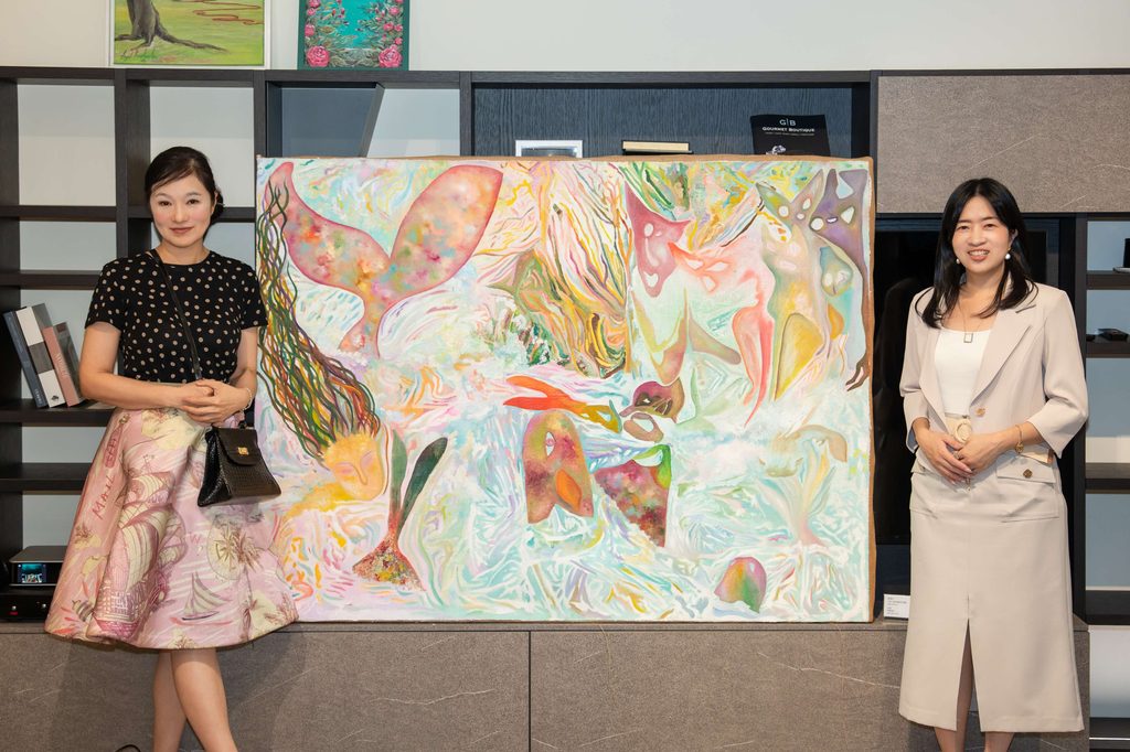 跨界藝術家張瑞竹（左）與「說說畫Art Studio」創辦人陳佳瑗（右）溫馨合影，共同展現靈性藝術之美。圖/ 說說畫Art Studio提供