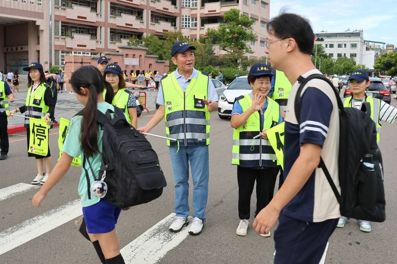 開學首日縣長伉儷化身導護志工　承諾蓋球場提升校園環境