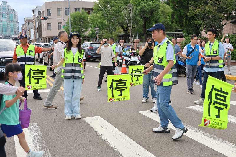 開學首日縣長伉儷化身導護志工　承諾蓋球場提升校園環境